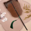 Variant d'éventail pliable en bambou Hanfu avec poignée noire et pompon vert rétro. - Style Feixian