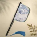 Traditionele Chinese borduurwerkwaaier met blauwe kwast voor Hanfu-fotografie en dans. - Morgendauw - mesvormige vouwwaaier