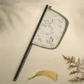 Traditionele Chinese waaier met kraanvogelpatroon, zwarte handgreep en elegante gouden kwast. - Lente-den - mesvormige vouwwaaier