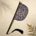 Klassieke Chinese halvemaanwaaier, donkerblauwe bloemenstof, houten handvat, blauwe kwast. - Indigogeur - mesvormige vouwwaaier