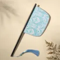 Traditionele Chinese waaier, elegante blauwe geborduurde waaier met lang houten handvat. - He Du - Dao Fan (Mesvormige waaier)