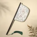 Chinese antieke handwaaier met bloemen patroon vlinder en groene kwast voor hanfu kostuum. - Hua Mao - Dao Fan (Mesvormige waaier)