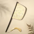 Prachtige Chinese klassieke handwaaier met gele ginkgoborduursel en houten handvat. - Zhi Qiu - Dao Fan (Mesvormige waaier)