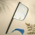 Traditionele Chinese stijl waaier met elegant bloemmotief en blauwe kwast accent. - Mesvormige waaier Ruoxi