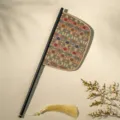 Traditionele Chinese handwaaier in mesvorm met zwarte handgreep en elegante gouden kwast. - Yunyue katana waaier