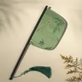 Chinese stijl groen geborduurde waaier met lang handvat en kwastje voor Hanfu fotografie. - Yunzhi katana waaier