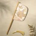 Traditionele Chinese waaier met houten handvat en vlinderpatroon voor Hanfu fotografie. - Chao Shi - Meswaaier