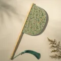 Traditionele Chinese handwaaier met houten handvat en kwastje voor Hanfu fotografie - Sizrou vouwwaaier (mesvorm)