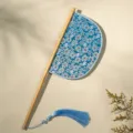 Traditionele Chinese geborduurde waaier met houten handvat en blauwe kwast voor cosplay - Yaofang vouwwaaier