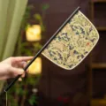Chinese retro handwaaier met houten handvat en drakenpatroon voor Hanfu fotografie. - Fengxin vouwwaaier
