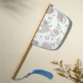 Traditionele Chinese zijden waaier met houten handvat, blauwe kwast en prachtig bloemmotief. - Koi - vouwwaaier