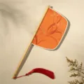 Chinese stijl traditionele handwaaier met bamboe handvat en rode kwast voor dans foto - Mesvormige waaier Qianhua