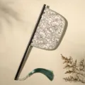 Traditionele Chinese waaier met lang handvat en groene kwast voor Hanfu foto rekwisieten. - Yunzhe katana waaier