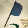 Traditionele Chinese waaier met lange steel, prachtig blauw patroon en groene kwast. - Fanli katana waaier