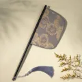 Chinese klassieke handwaaier met gouden bloemborduursel en kwastje voor fotoshoots. - Guixun katana waaier