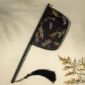 Klassieke Chinese geborduurde waaier, zwarte meswaaier met kwastje voor Hanfu fotoshoot rekwisieten. - Qianxiang katana waaier