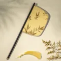 Traditionele Chinese zwaardwaaier, zwart handvat met gouden bamboepatroon en gele kwast. - Zhu Qu - Meswaaier