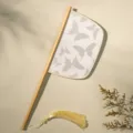 Traditionele Chinese handwaaier met bamboe handvat, vlinderpatroon en stijlvolle kwast. - Die Xi - Meswaaier