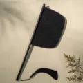 Traditionele Chinese zwarte dolkwaaier met kwast, vintage waaier met lange steel voor Hanfu. - Zwarte roos - Meswaaier