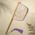 Traditionele Chinese waaier variant uitgerust met een houten handvat en elegante paarse kwast. - Qinchuan vouwwaaier (mesvorm)
