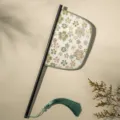 Traditionele Chinese stijl handwaaier met prachtige bloemenborduurwerk en groene kwast. - Rongju vouwwaaier (mesvorm)