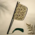 Klassieke traditionele Chinese stoffen waaier met zwart handvat en kwastje voor foto rekwisieten. - Reizende draak vouwwaaier