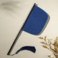Traditionele Chinese donkerblauwe waaier met zwarte handgreep en kwast voor fotografie. - Cailan vouwwaaier
