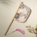 Traditionele Chinese Hanfu waaier met bamboe handvat, roze kwastje en bloemenborduursel. - Huaji vouwwaaier