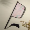 Klassieke Chinese stijl handwaaier met zwarte lange handgreep en kwastje voor Hanfu fotografie. - Feiqi - vouwwaaier