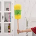 Huishoudelijke schoonmaak stofdoek met geelgroene microvezel kop en houten handvat voor thuis. - M / Geel & Groen Gestikt