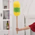 Kleurrijke stofwisser met lange houten handgreep voor het reinigen van meubels en plafonds. - L / Geel & Groen Gestikt