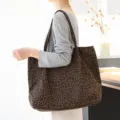 Grote vintage canvas draagtas met luipaardprint voor dames met een stijlvolle look - Donker Koffie