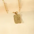 Goldene Edelstahl-Halskette mit Schmetterlings-Anhänger, elegante Detailansicht der Kette. - Schmetterling