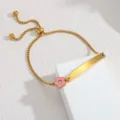 Edelstahl Gold verstellbares Armband mit gravierbarem Plättchen und rosafarbenem Blumenanhänger. - Langes Armband (Rosa Blume)