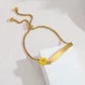 Goldfarbenes Edelstahlarmband mit gelber Emailleblume und glatter Gravurplatte fuer Damen. - Langes Armband (Gelbe Blume)