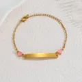 Goldfarbenes Edelstahl ID Armband Detail mit rosa Emaileherzen und gebogener Gravurplatte. - Stahlfarben / Rosa Herz - Feine Kette