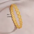 Detailed view of the gold-plated stainless steel floral bangle bracelet, inner diameter 6cm. - Continuous Flower Geometric