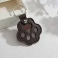 Leder Katzenpfote Schlüsselanhänger Detailansicht mit Haarspeicher Anhänger und Metallring. - Dunkelbeige