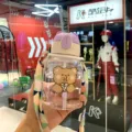 Bonita botella de agua de plástico con oso de dibujos animados, pajita y correa portátil - 600ml / Taza de Oso 2ª Gen / Púrpura