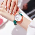 Elegant minimalistisch dameskwartshorloge met groene lederen band en een roségouden horlogekast - Eenvoudige Stijl / Groen