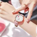 Elegant en eenvoudig modieus dameskwartshorloge met roze leren band en hart-wijzerplaat - Hart Cijfer Stijl / Roze