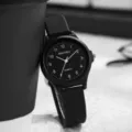 Dettaglio di un orologio al quarzo nero minimalista con cinturino in silicone da donna - Nero