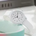Dettaglio dell'orologio analogico bianco minimalista con cinturino in silicone per studenti - Bianco