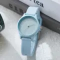 Primo piano di un orologio in silicone azzurro con quadrante abbinato e numeri arabi. - Azzurro