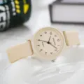 Dettaglio di un orologio al quarzo minimalista color crema con cinturino in silicone - Beige