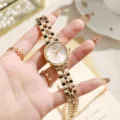 Elegante goldfarbene Armbanduhr für Damen mit minimalistischem Rundzifferblatt. - Gold Weiß
