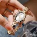 Elegante reloj de pulsera dorado para mujer con esfera ovalada con diamantes y estilo vintage - Blanco Dorado