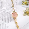 Nahaufnahme der quadratischen Luxusuhr mit rosa Zifferblatt und goldener U-Link-Kette - Rosa Zifferblatt Goldgehäuse