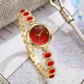 Élégante montre-bracelet dorée pour femme avec pierres rouges et cadran assorti en détail - Rouge