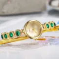 Élégante montre-bracelet dorée avec pierres vertes façon émeraude et mouvement à quartz - Vert